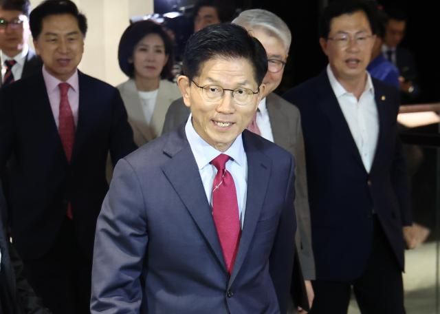 김문수 국민의힘 대선 후보가 23일 중구 더플라자호텔 서울에서 열린 2025년 제3회 국가와 민족을 위한 조찬기도회에 참석하고 있다 사진연합뉴스