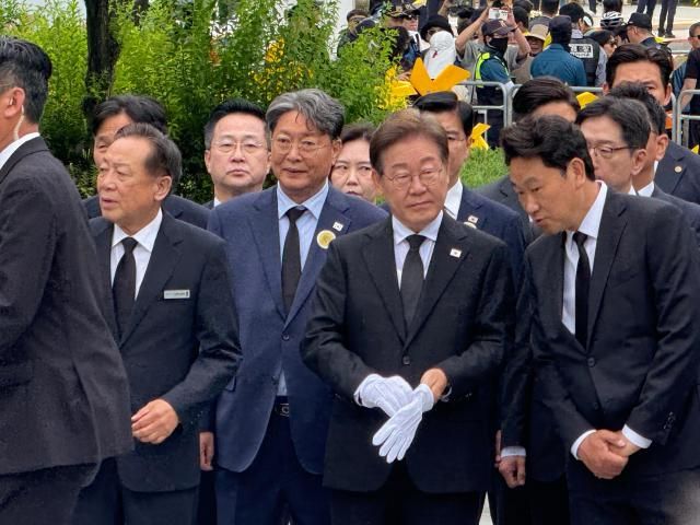 이재명 더불어민주당 대선 후보가 23일 고故 노무현 전 대통령 묘역 참배에 나서고 있다사진송승현 기자