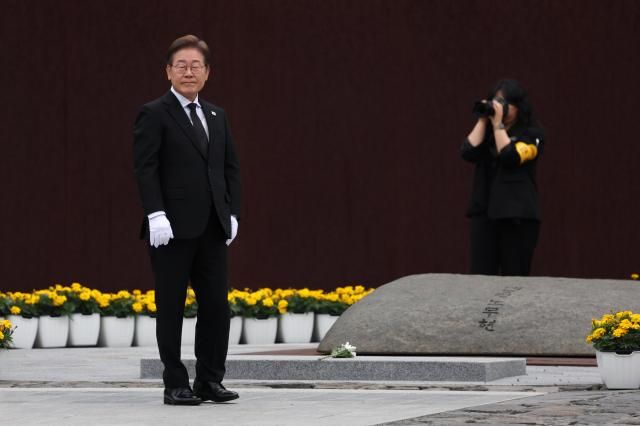 더불어민주당 이재명 대선 후보가 23일 경남 김해시 진영읍 봉하마을을 방문해 노무현 전 대통령 묘역을 참배한 뒤 이동하고 있다 사진연합뉴스