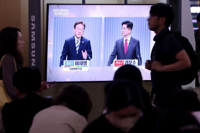 23일 서울역 대합실에서 제21대 대통령선거 2차 후보자 토론회가 생중계되고 있다 사진연합뉴스