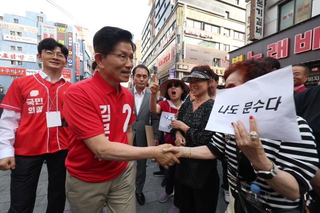 국민의힘 김문수 대선 후보가 22일 경기 광명시 철산로데오거리에서 시민들과 인사하고 있다 사진연합뉴스