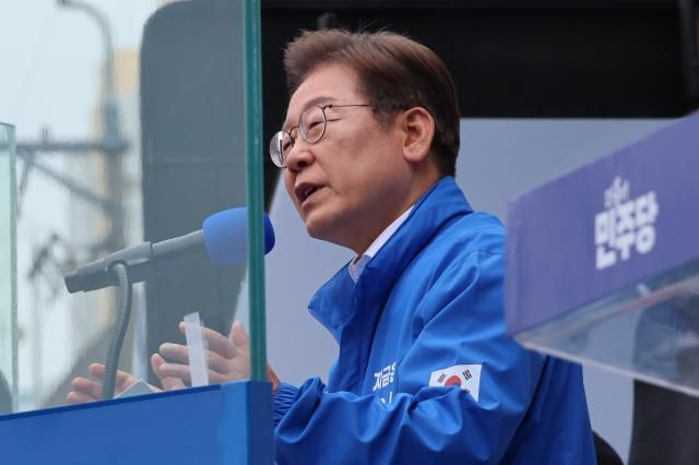 이재명 더불어민주당 대선 후보가 24일 경기 부천시 부천역 북부광장에서 열린 유세에서 부천 시민들에게 지지를 호소하고 있다 사진연합뉴스