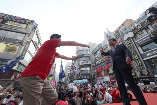 김문수 국민의힘 대선 후보가 22일 경기 광명시 철산로데오거리에서 열린 유세에서 손학규 전 경기지사와 인사하고 있다 사진연합뉴스