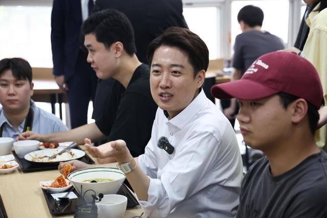 이준석 개혁신당 대선 후보가 지난 22일 학식먹자 이준석 행사가 열린 인천 미추홀구 인하대학교에서 학생들과 점심을 먹으며 대화를 나누고 있다 사진연합뉴스