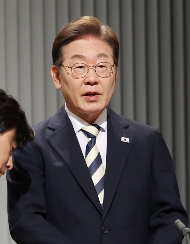 이재명 더불어민주당 대선 후보가 지난 23일 서울 여의도 KBS 스튜디오에서 열린 제21대 대선 2차 후보자 토론회를 준비하고 있다 사진연합뉴스