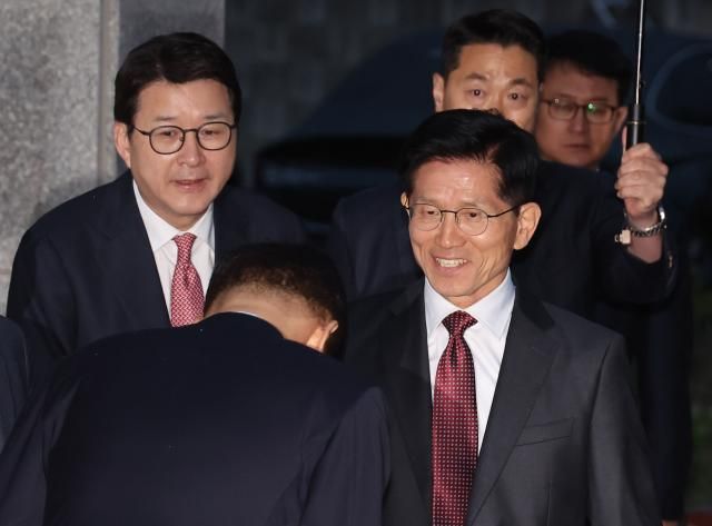 국민의힘 김문수 대선 후보가 24일 대구 달성군 박근혜 전 대통령 사저 앞에서 박 전 대통령을 예방하기 위해 이동하고 있다사진연합뉴스