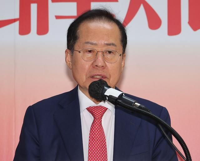 국민의힘 대선 후보 2차 경선에서 탈락한 홍준표 후보가 29일 서울 여의도 대하빌딩 선거 캠프 사무실에서 정계 은퇴 의사를 밝히고 있다 사진연합뉴스