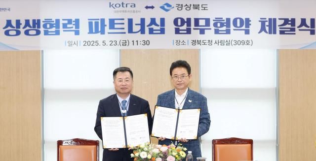 KOTRA는 지난 23일 경북도청에서 경상북도와 상호협력 증진 및 2025 APEC 정상회의의 성공적 개최를 위한 업무협약을 체결했다 강경성 KOTRA 사장왼쪽과 이철우 경상북도 도지사가 기념촬영을 하고 있다 사진KOTRA