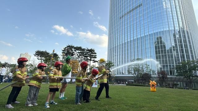 어린이들이 지난 22일 서울 송파구 롯데월드타워에서 열린 소방안전교육에서 화재 진압 훈련을 하고 있다 사진롯데물산