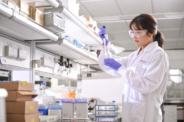 LG화학연구원들이 제품의 물성을 테스트하고 있다 사진LG화학