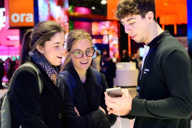 삼성전자 부스에서 관람객들이 갤럭시 AI 기능을 체험해보고 있다 사진삼성전자