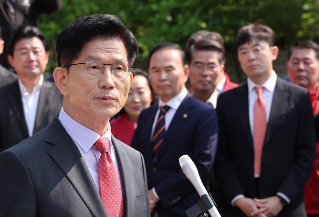 김문수 국민의힘 대선 후보가 25일 충북 옥천군 육영수 여사 생가를 방문한 뒤 취재진 앞에서 현안 관련 입장 발표를 하고 있다 사진연합뉴스