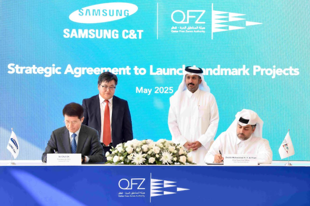 오세철 삼성물산 대표이사 사장앞줄 왼쪽과 셰이크 모하메드 알 타니 QFZA 최고경영자가 협약식에서 서명하고 있다&nbsp;사진삼성물산