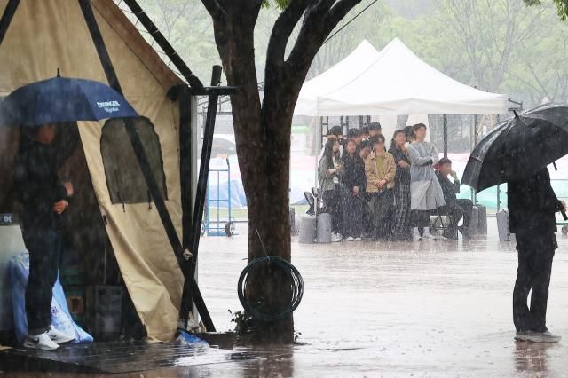 전국 대부분 지역에 비 또는 소나기가 내리는 지난 16일 서울 광장에서 시민들이 소나기를 피해 천막 아래 모여있다 사진연합뉴스