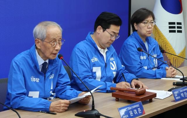 윤여준 더불어민주당 상임총괄선거대책위원장이 26일 서울 여의도 당사에서 열린 중앙선거대책위원회의에서 발언하고 있다 사진연합뉴스