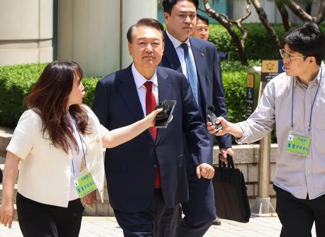 윤석열 전 대통령이 26일 서울 서초구 서울중앙지방법원에서 열린 내란 우두머리 혐의ㆍ직권남용 권리행사 방해 혐의 사건 5차 오전 공판을 마친 후 차량으로 향하고 있다 2025526 사진연합뉴스 사진공동취재단