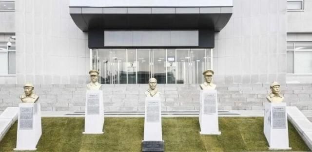 2018년 3월1일 육군사관학교에서 제막한 독립전쟁 영웅 5인의 흉상 표지석 왼쪽부터 홍범도 장군 지청천 장군 이회영 선생 이범석 장군 김좌진 장군 사진육군 