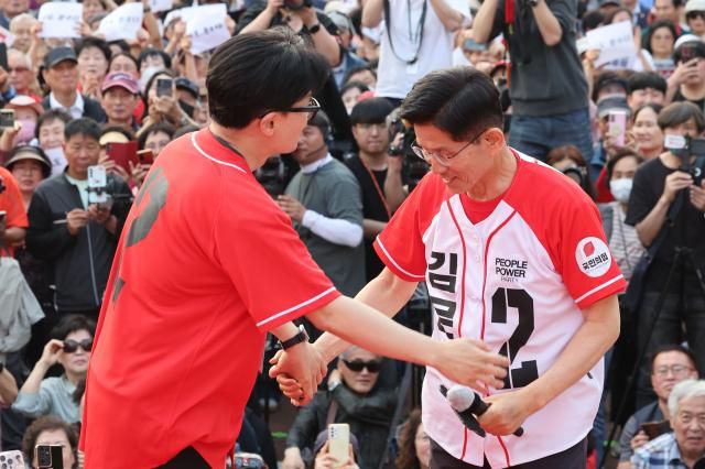 김문수 국민의힘 대선 후보가 26일 서울 도봉구 방학사거리에서 한동훈 전 대표와 집중유세를 하고 있다 2025526 사진연합뉴스