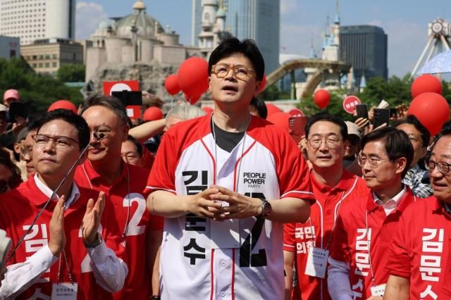 한동훈 국민의힘 전 대표가 지난 25일 서울 송파구 일대에서 김문수 대선 후보 지원유세에 나서고 있다 사진연합뉴스