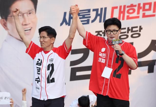 김문수 국민의힘 대선 후보가 26일 서울 도봉구 방학사거리에서 한동훈 전 대표와 집중유세를 하고 있다 사진연합뉴스