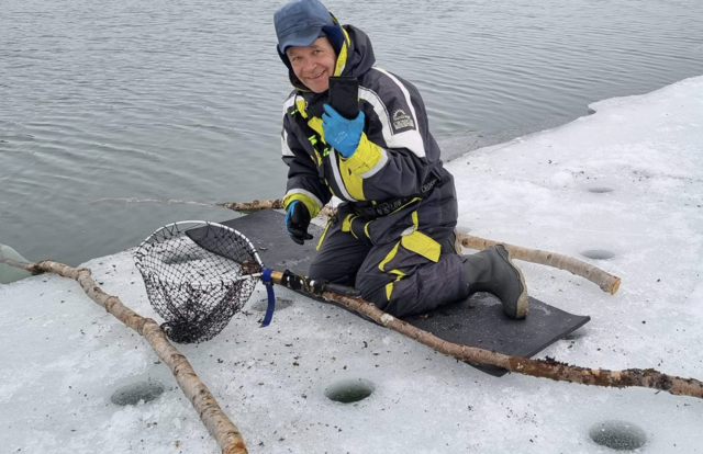 스웨덴 키루나 지역의 야생 투어 가이드 미카엘 크레쿨라가 강물에 빠진 갤럭시S23 울트라를 건져낸 모습 사진삼성전자