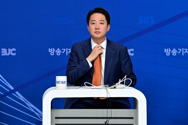 이준석 개혁신당 대선 후보가 지난 26일 서울 양천구 한국방송회관에서 열린 한국방송기자클럽 초청 토론회에 참석해 시작을 기다리고 있다 사진연합뉴스