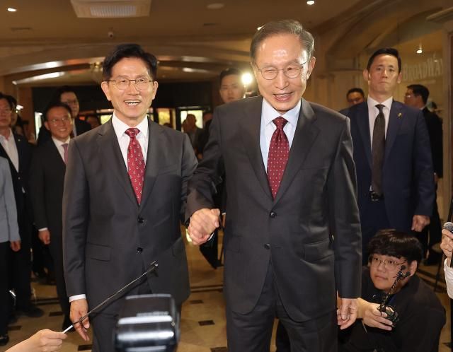 김문수 국민의힘 대선 후보와 이명박 전 대통령이 27일 서울 여의도 켄싱턴호텔에서 만나 오찬을 위해 이동하고 있다 사진연합뉴스