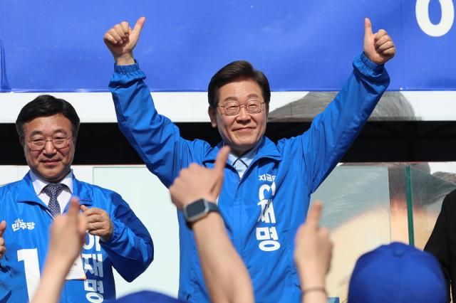 더불어민주당 이재명 대선 후보가 26일 경기 남양주시 평내호평역 광장에서 열린 유세에서 엄지손가락을 치켜들고서 시민들에게 지지를 호소하고 있다사진연합뉴스