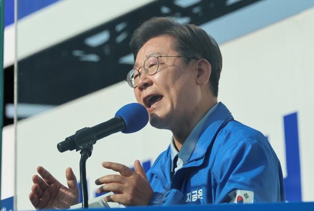 이재명 더불어민주당 대선 후보가 26일 경기 남양주시 평내호평역 광장에서 열린 유세에서 시민들에게 지지를 호소하고 있다 사진연합뉴스