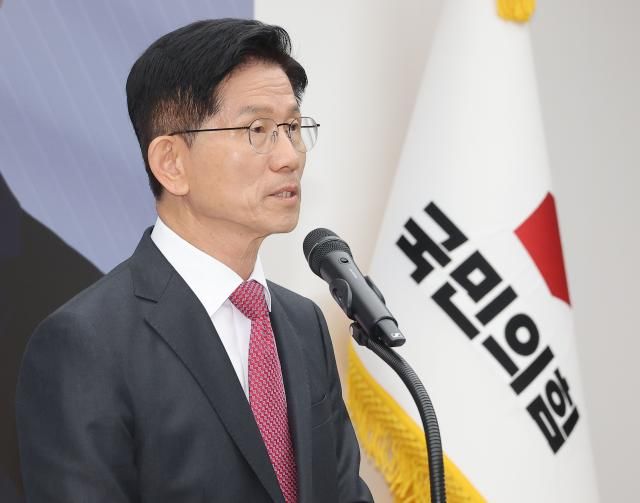 국민의힘 김문수 대선 후보가 27일 서울 여의도 국민의힘 중앙당사에서 국토 발전 관련 공약발표 기자회견을 하고 있다사진연합뉴스
