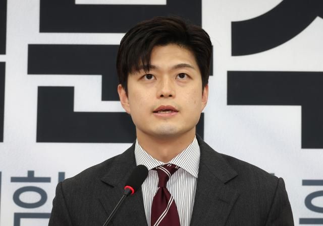 김용태 국민의힘 비상대책위원장이 지난 21일 서울 여의도 국회에서 기자회견을 열고 김건희 여사와 관련한 문제 등과 관련해 발언하고 있다 사진연합뉴스