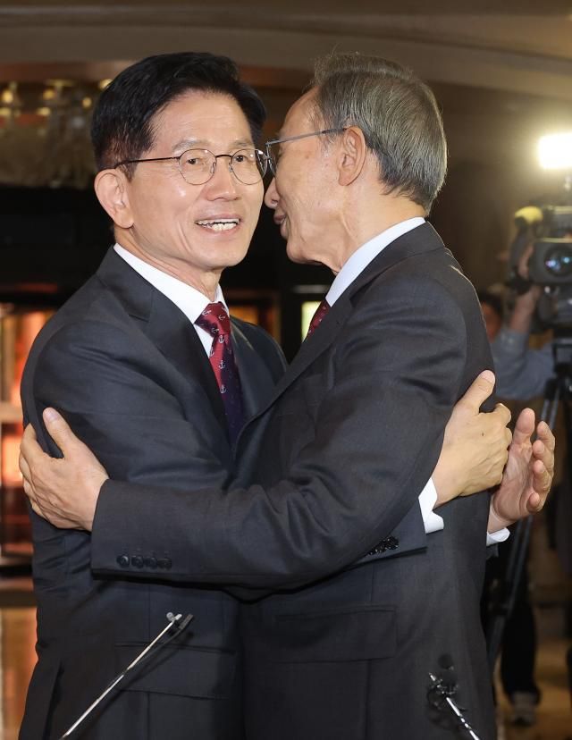 김문수 국민의힘 대선 후보와 이명박 전 대통령이 27일 서울 여의도 켄싱턴호텔에서 만나 포옹을 하고 있다 사진연합뉴스