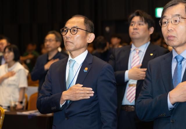 고학수 개인정보보호위원회 위원장좌측이 5월 27일 오전 서울 강남구에서 개최된 PIS FAIR 2025 개회식에서 국민의례를 하고 있다 사진개인정보보호위원회