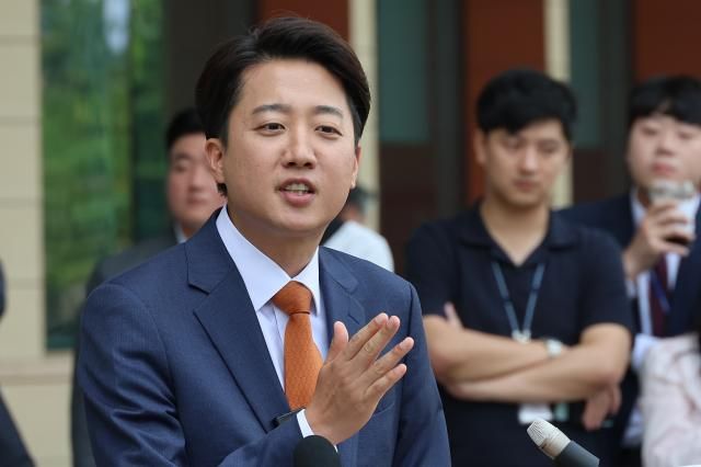 이준석 개혁신당 대선 후보가 27일 서울 여의도 국회에서 국민의힘 김문수 후보와의 단일화에 대한 거부 입장을 거듭 밝힌 뒤 취재진의 질문에 답하고 있다 사진연합뉴스