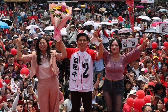 김문수 국민의힘 대선 후보가 28일 경남 김해시 김수로왕릉공원에서 열린 유세에서 지지를 호소하고 있다 사진연합뉴스