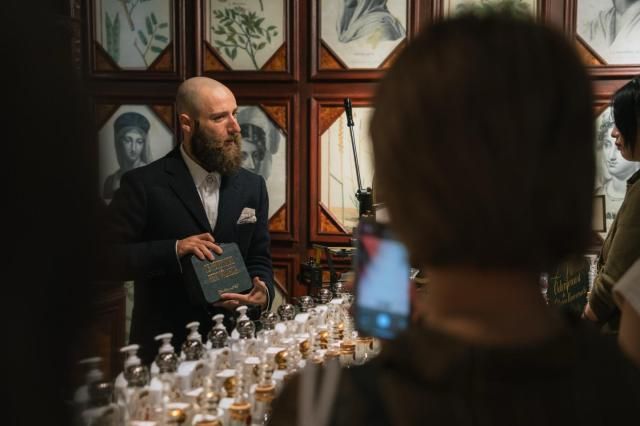 오피신 유니버셀 불리 프랑스 본사의 플로리안 엘리 바즈 커뮤니케이션 디렉터왼쪽가 27일 서울 강남구 청담 부띠크에서 한국 고객들에게 브랜드에 관해 소개하고 있다 사진LF