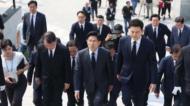 김문수 국민의힘 대선 후보가 김태호 등 같은 당 의원과 함께 28일 오전 경남 창원시 마산회원구 국립315민주묘지를 방문하고 있다 사진연합뉴스