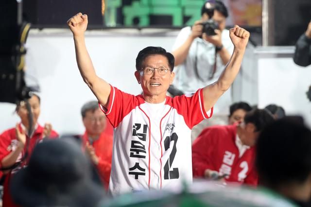 김문수 국민의힘 대선 후보가 28일 대구 중구 동성로를 찾아 유세하고 있다 사진연합뉴스