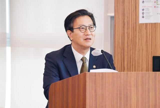 김범석 기획재정부 장관 직무대행 1차관이 5월 28일 오후 서울 중구 LW컨벤션 센터에서 열린 제1회 미래전략포럼에 참석해 모두발언을 하고 있다 사진기획재정부