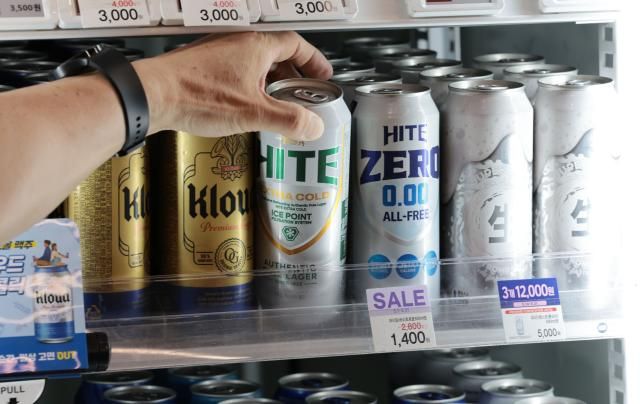 내달 편의점서 하이트진로 맥주·서울우유 소매가 인상 서울연합뉴스 김인철 기자 다음 달 1일부터 편의점에서 하이트진로 맥주와 서울우유 매일유업의 초콜릿 등 제품의 소매가격이 인상된다 28일 하이트진로는 주요 원부자재 가격 상승 등의 이유로 맥주 제품 출고가를 평균 27 인상하기로 했다 서울우유 300㎖ 4종과 200㎖ 3종은 각각 100원씩 오르고 서울우유 아침에주스와 비요뜨 각 2종은 2천원에서 2천300원으로 300원씩 비싸진다 사진은 이날 서울시내의 한 편의점에 진열된 맥주 모습 2025528 yatoyaynacokr2025-05-28 134208 저작권자 ⓒ ㈜연합뉴스 무단 전재 재배포 금지 AI 학습 및 활용 금지저작권자 ⓒ ㈜연합뉴스 무단 전재 재배포 금지 AI 학습 및 활용 금지