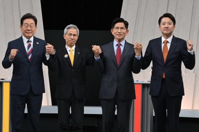 이재명 더불어민주당·권영국 민주노동당·김문수 국민의힘·이준석 개혁신당 대선 후보가 27일 서울 마포구 상암동 MBC 스튜디오에서 진행된 정치 분야 TV토론회에 앞서 포즈를 취하고 있다 사진연합뉴스