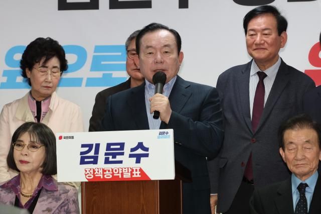 국민의힘 김문수 대선 후보를 지지하는 이인제 전 의원 등 전직 국회의원들이 7일 서울 여의도 후보 캠프에서 원칙에 따른 공정한 단일화 과정을 요구하고 있다 사진연합뉴스