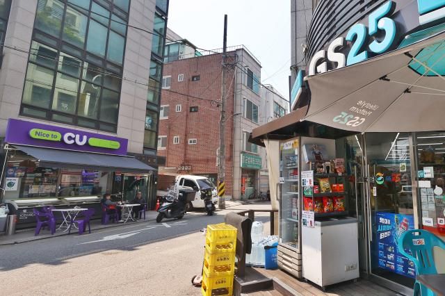 서울 시내에 편의점 두 개가 마주 보고 들어서 있다 사진연합뉴스