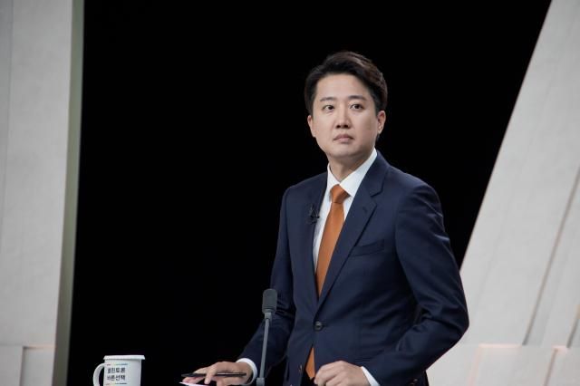 이준석 개혁신당 후보가 지난 27일 서울 마포구 상암동 MBC 스튜디오에서 열린 정치 분야 TV토론회를 준비하고 있다 사진연합뉴스