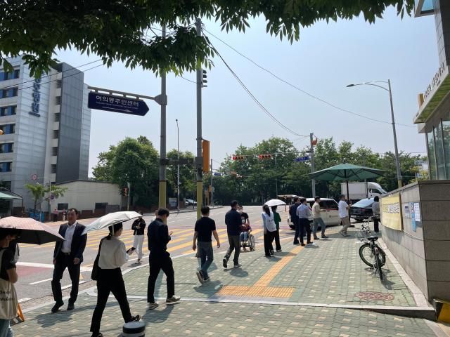 제21대 대통령선거 사전투표 첫날인 29일 서울 영등포구 여의동주민센터에 마련된 사전투표소 앞에서 시민들이 줄을 서 기다리고 있다. [사진=이다희 기자]