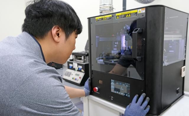 삼성전자서비스 엔지니어가 전문 장비를 활용해 스마트폰 디스플레이 단품 수리를 하는 모습 사진삼성전자서비스