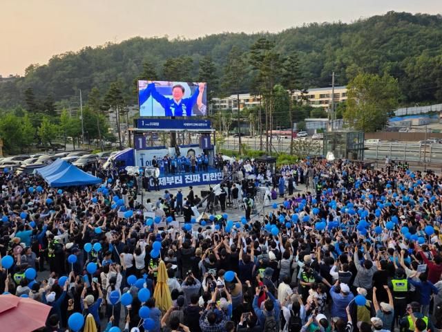 이재명 더불어민주당 대선 후보가 29일 서울 관악구 관악산으뜸공원에서 유세를 하기 전 시민들에게 인사를 하고 있다 사진신진영 기자