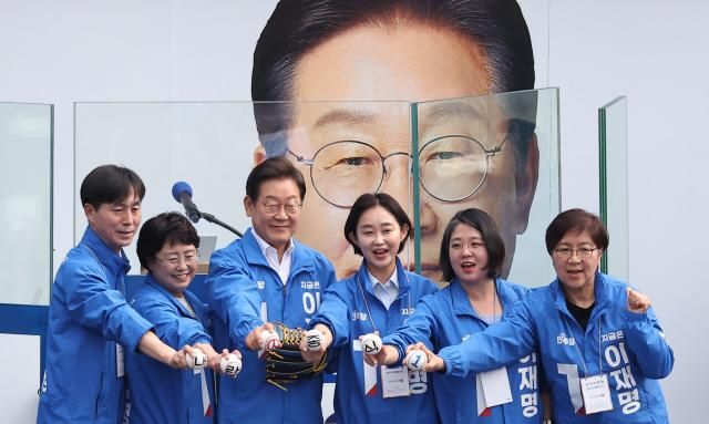 더불어민주당 이재명 대선후보가 29일 서울 송파구 잠실종합운동장 광장에서 열린 강동구·송파구 집중유세에서 내란종식이 쓰여있는 야구공을 들고 포즈를 취하고 있다사진연합뉴스