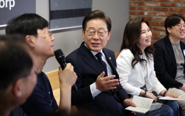 더불어민주당 이재명 대선후보가 29일 서울 성동구 메리히어에서 열린 혁신성장의 씨앗 스타트업 레벨업 간담회에서 소셜 및 스타트업 기업 대표들의 발언을 듣고 있다사진연합뉴스