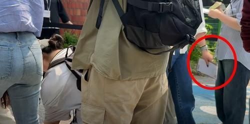 29일 오전 서울 서대문구 신촌동 주민센터 사전투표소에서 포착된 투표용지 추정 물체 모습 사진유튜브 애국청년 박준영 캡처